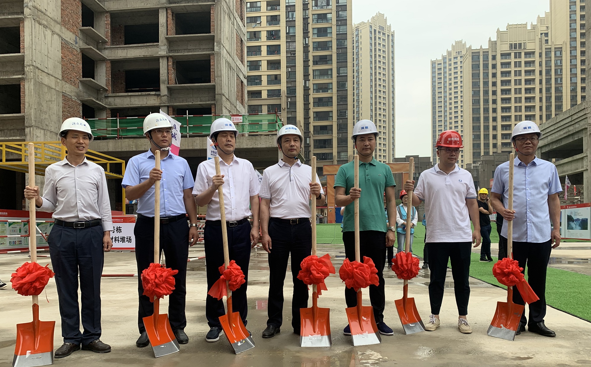 圖片從右至左 第三位 洞庭建投公司總經(jīng)理陳慎輝 第四位 建筑分公司書記兼經(jīng)理 楊永強 第六位 項目經(jīng)理杜瑋_副本.jpg