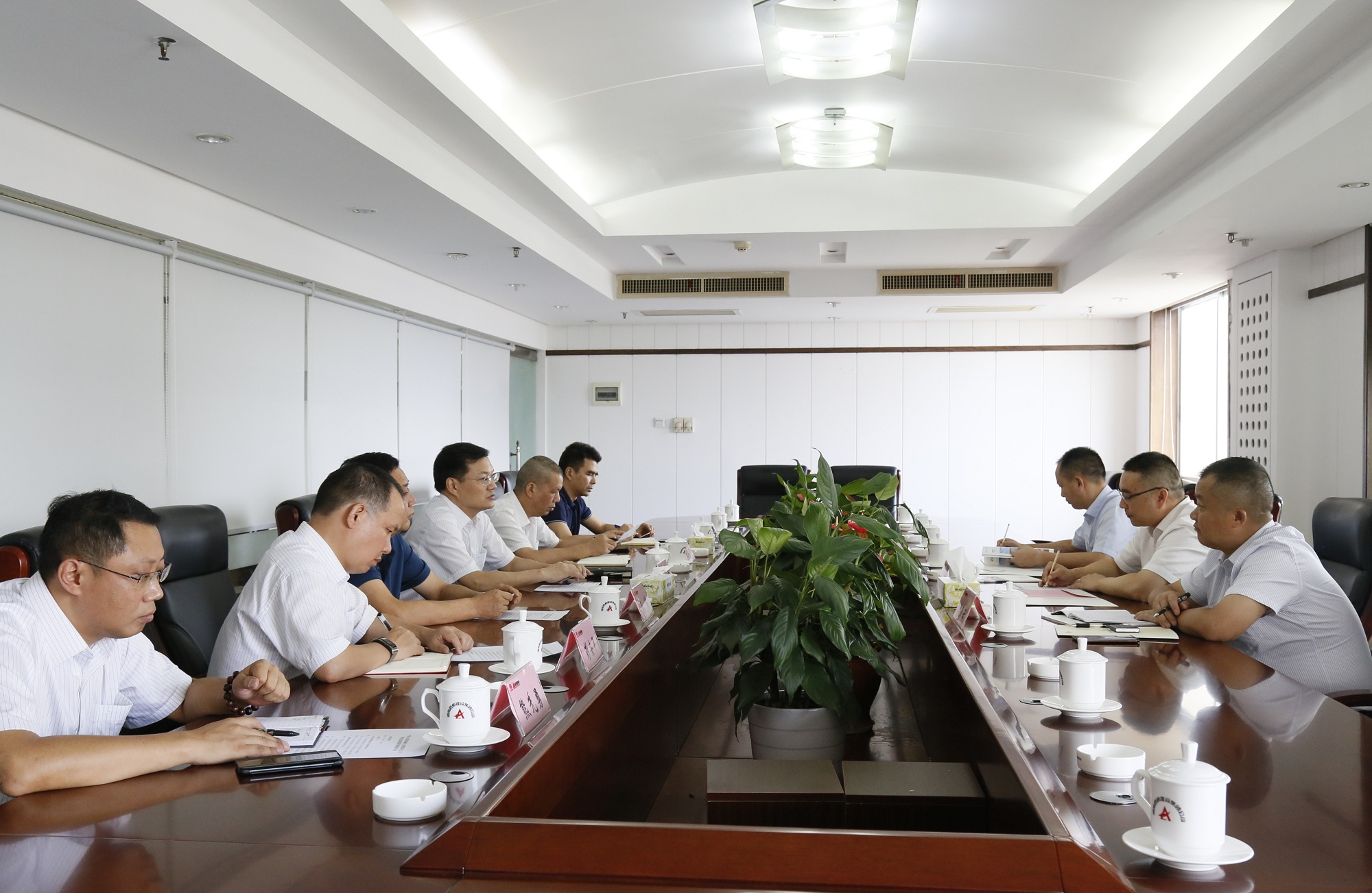 20200803140877.jpg 楊宏偉會見中鐵五局機(jī)械化公司__副本.jpg