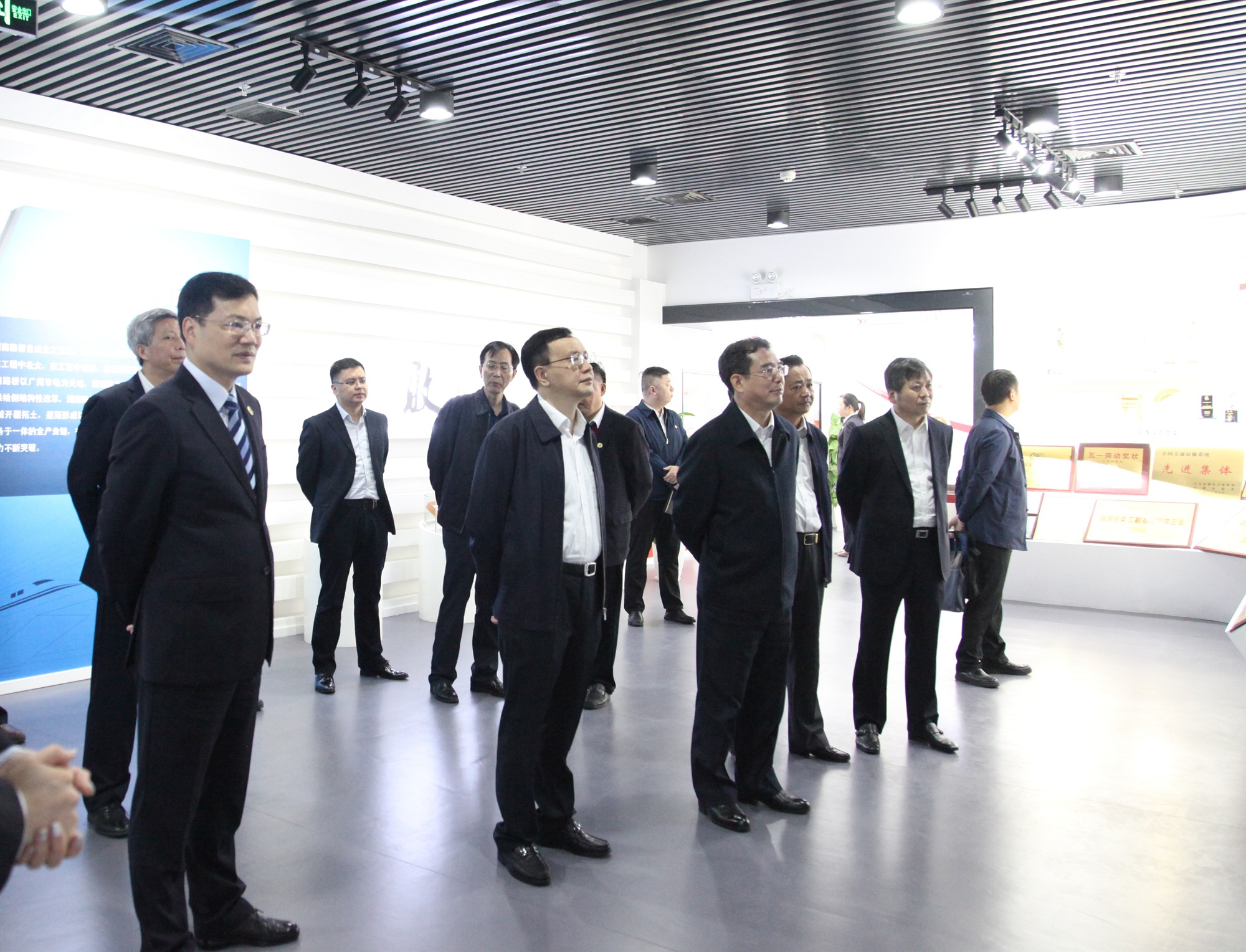 范運田參觀集團榮譽展廳IMG_5843_副本.jpg
