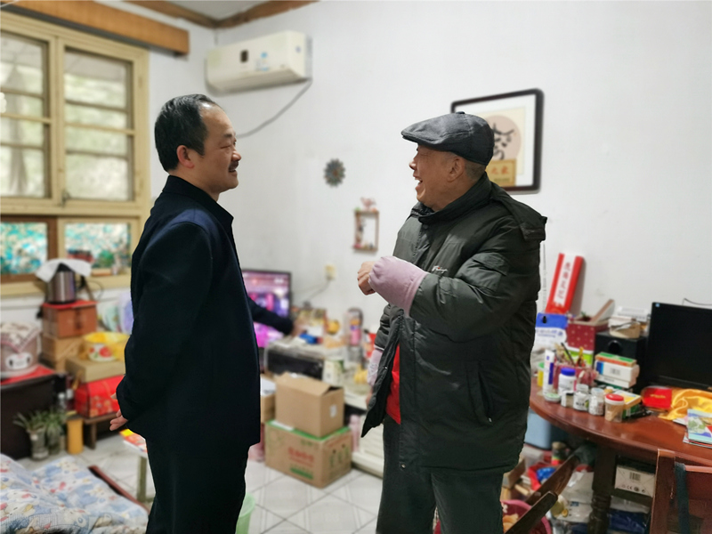 4、2月4日，湯向東慰問老領(lǐng)導(dǎo)易文林_副本_副本.jpg