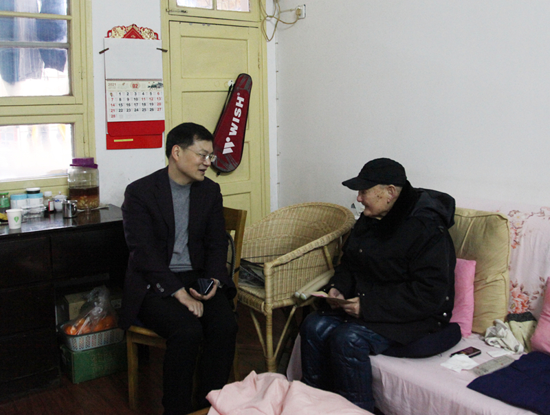 1、楊宏偉慰問老領(lǐng)導(dǎo)盧錫儂_副本_副本.jpg