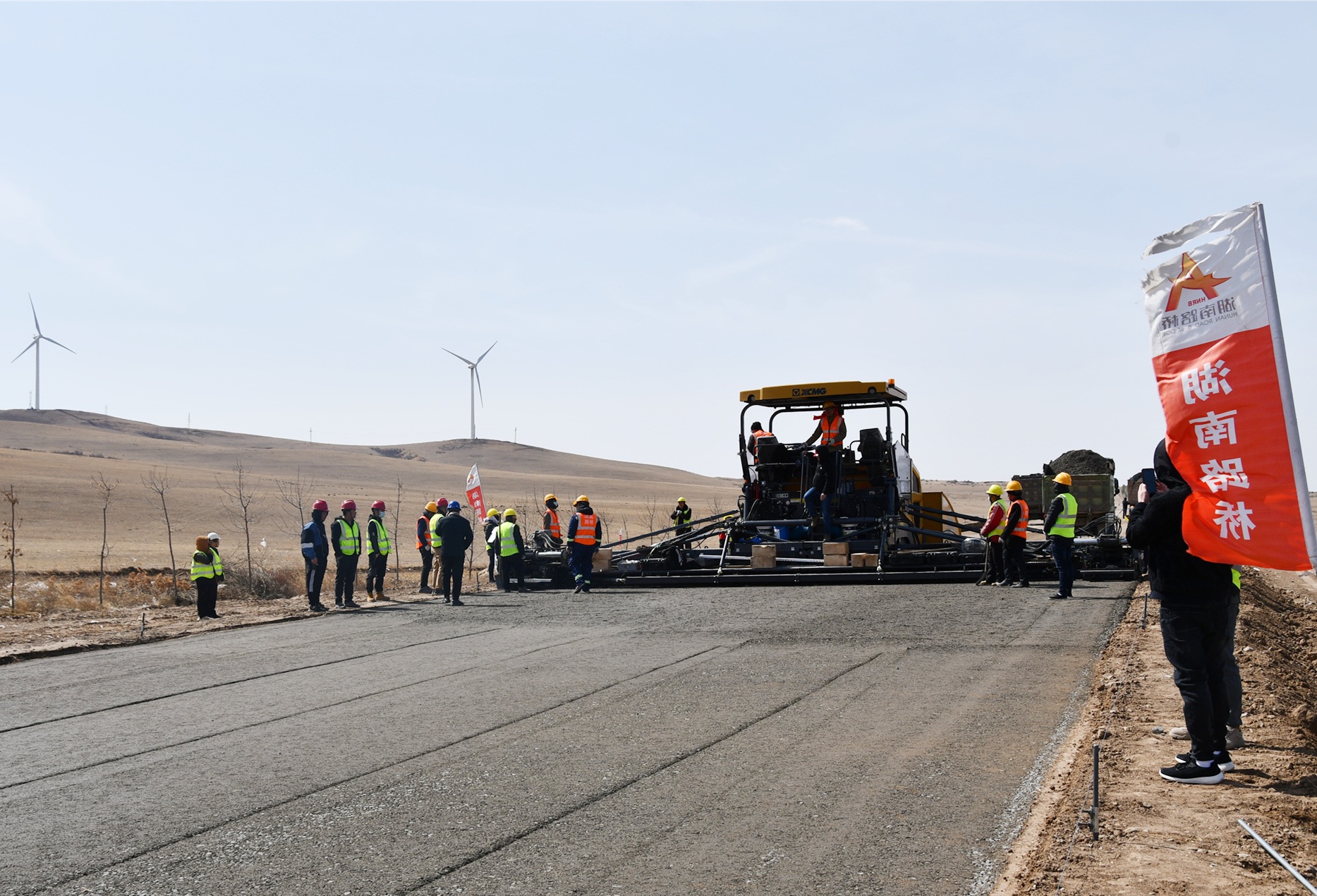 20210406937447.jpg 照片:內蒙大查1標項目完成底基層試驗段施工_副本.jpg