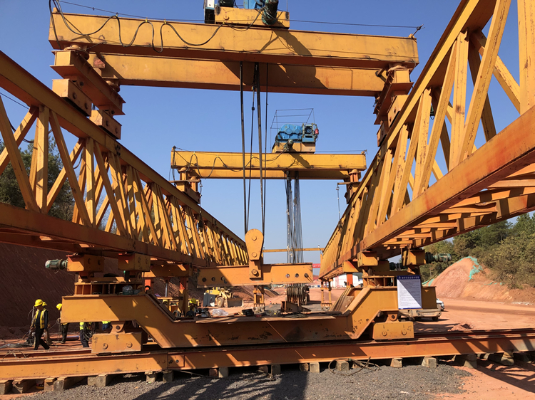 20221020604940.jpg 醴婁高速公路二施工分部首片箱梁成功架設1.jpg