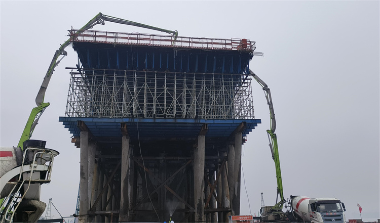 主墩11號(hào)墩0號(hào)塊第一?；炷翝仓?jpg