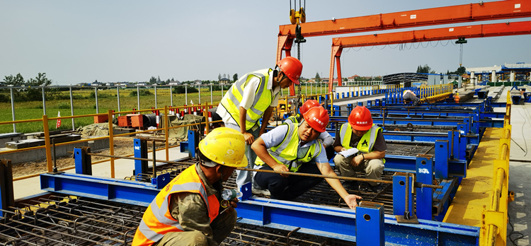 20230915137310.jpg 觀音寺長江大橋項(xiàng)目完成首片預(yù)制箱梁澆筑2_副本.jpg