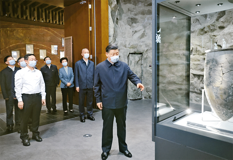 2023年6月2日，中共中央總書(shū)記、國(guó)家主席、中央軍委主席習(xí)近平在北京出席文化傳承發(fā)展座談會(huì)并發(fā)表重要講話。這是座談會(huì)前，習(xí)近平2日下午在中國(guó)歷史研究院考察。 新華社記者 鞠鵬/攝