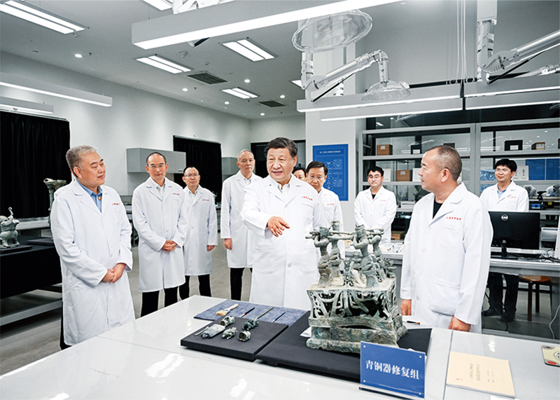 2023年7月25日至27日，中共中央總書(shū)記、國(guó)家主席、中央軍委主席習(xí)近平在四川考察。這是26日下午，習(xí)近平在位于德陽(yáng)市廣漢市的三星堆博物館文物保護(hù)與修復(fù)館，同現(xiàn)場(chǎng)工作人員親切交流。 新華社記者 謝環(huán)馳/攝